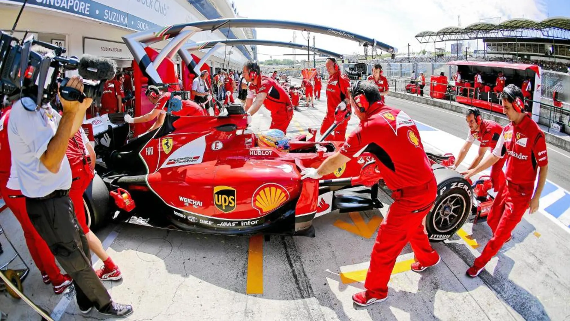 Los mecánicos de Ferrari, con el coche de Fernando Alonso