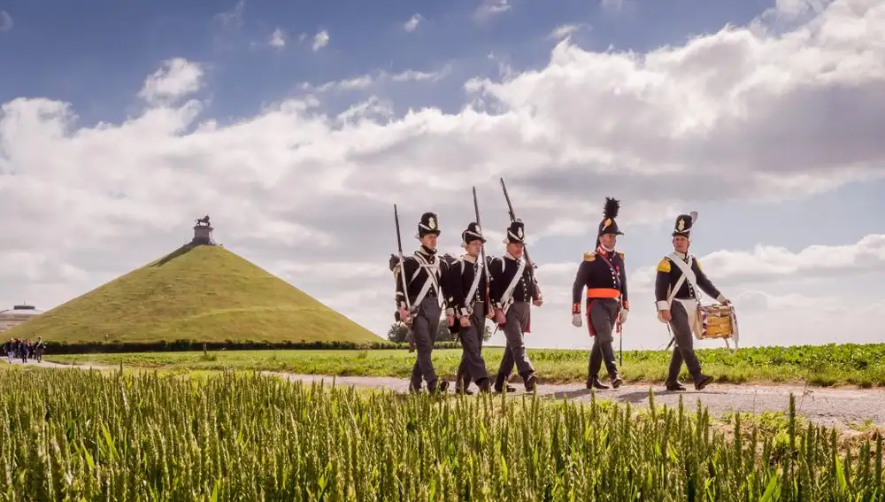 Actores vestidos de soldados de la batalla de Waterloo durante una recreación para periodistas en Waterloo, Bélgica