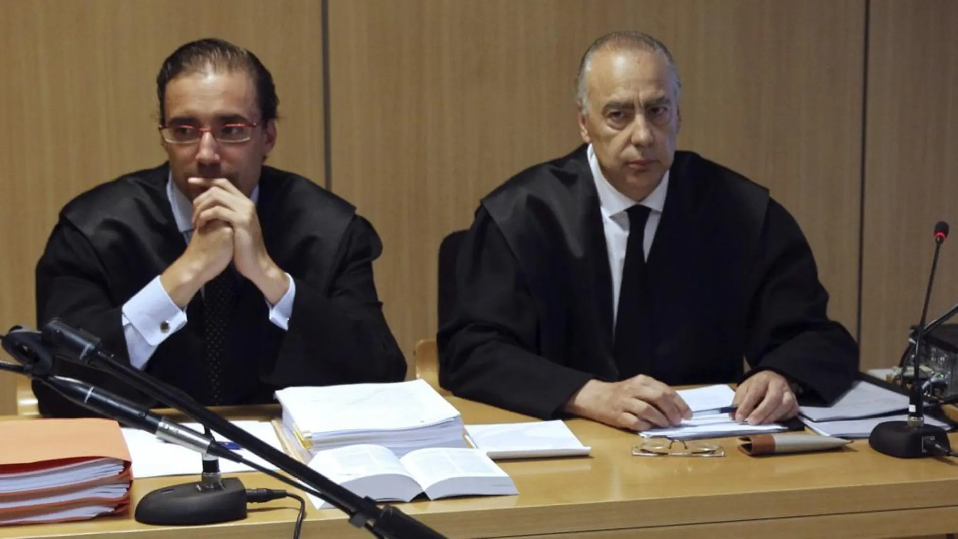En la imagen, el vicepresidente deportivo del Real Murcia, Juan Antonio Samper (d), durante la audiencia.