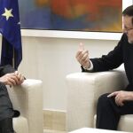 El jefe del Gobierno, Mariano Rajoy (d), y el presidente de la Generalitat, Artur Mas, durante la reunión que han mantenido en el Palacio de la Moncloa