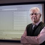 El físico valenciano Vicent Martínez posa ante una pantalla que muestra el sistema de "criptograma de residuos",EFE/Manuel Bruque.