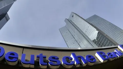 Fotografía de archivo que muestra el edificio que alberga la sede del primer banco alemán, Deutsche Bank, en Fráncfort (Alemania)