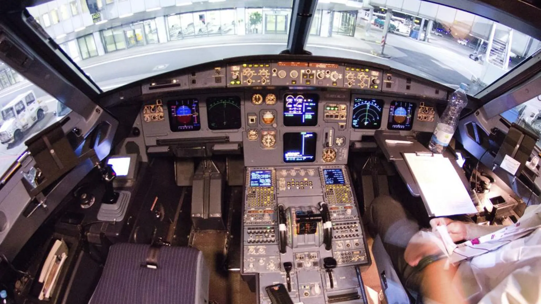 Fotografía facilitada ayer que muestra la cabina o "cockpit"del Airbus A320 siniestrado en los Alpes