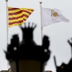 Banderas catalana y del municipio en la fachada del Ayuntamiento de Vilassar de Dalt.