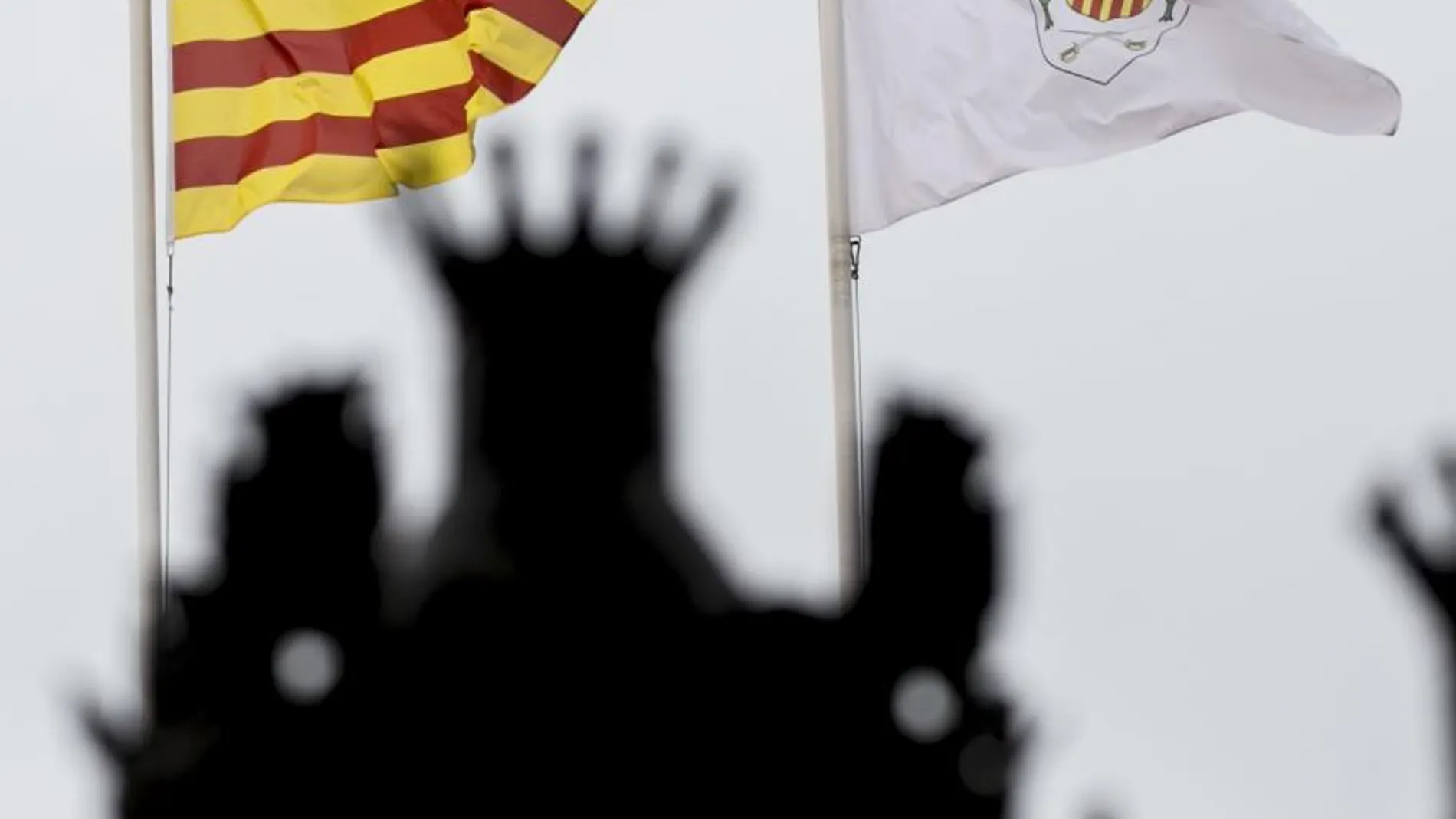 Banderas catalana y del municipio en la fachada del Ayuntamiento de Vilassar de Dalt.