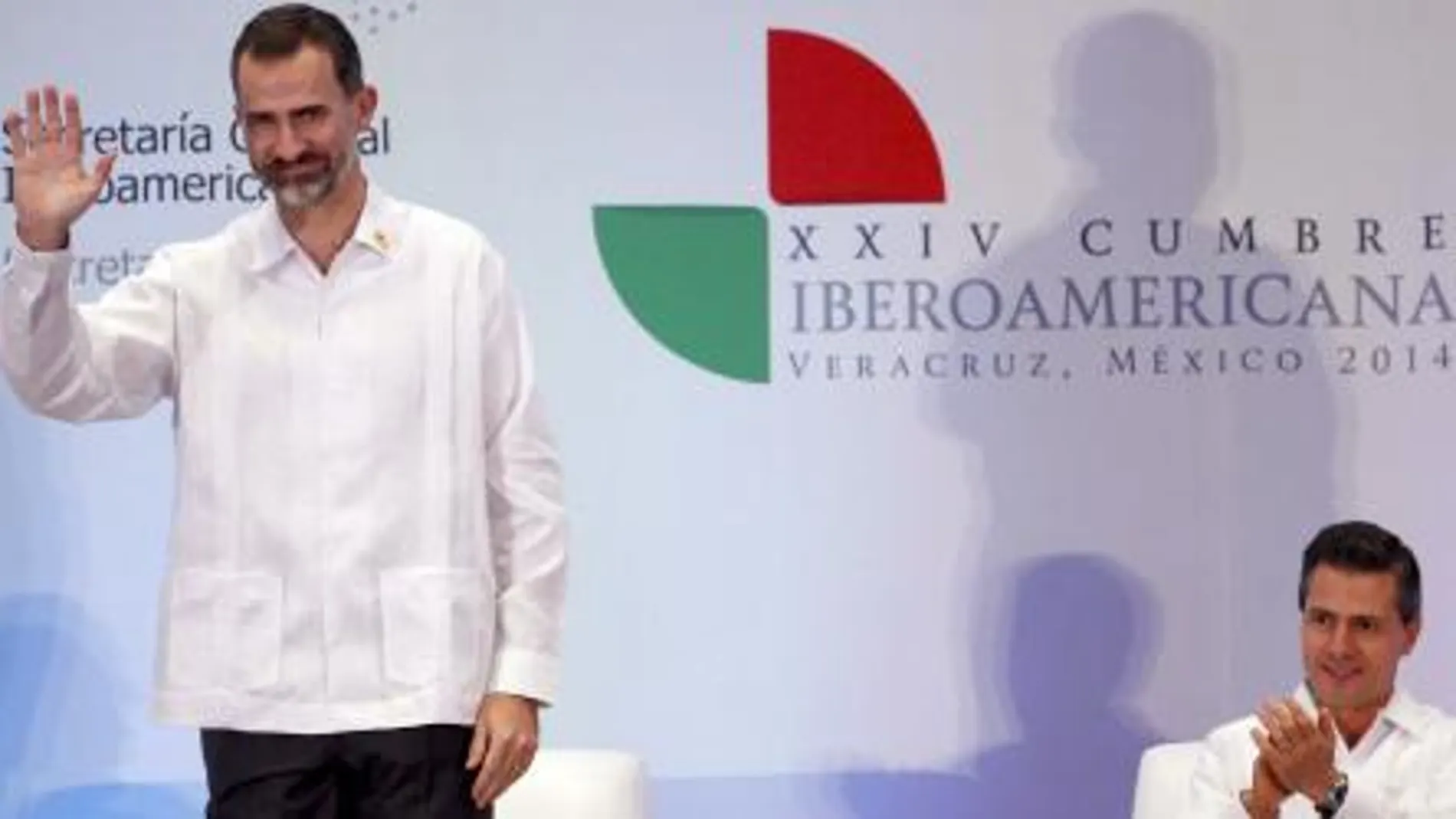 El Rey Felipe VI acompañado por el presidente de México, Peña Nieto (d), durante su participación en la clausura del X Encuentro Empresarial Iberoamericano el día 7
