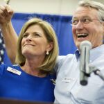 El candidato republicano por Georgia Rick Allen, junto a su esposa, en un acto electoral.