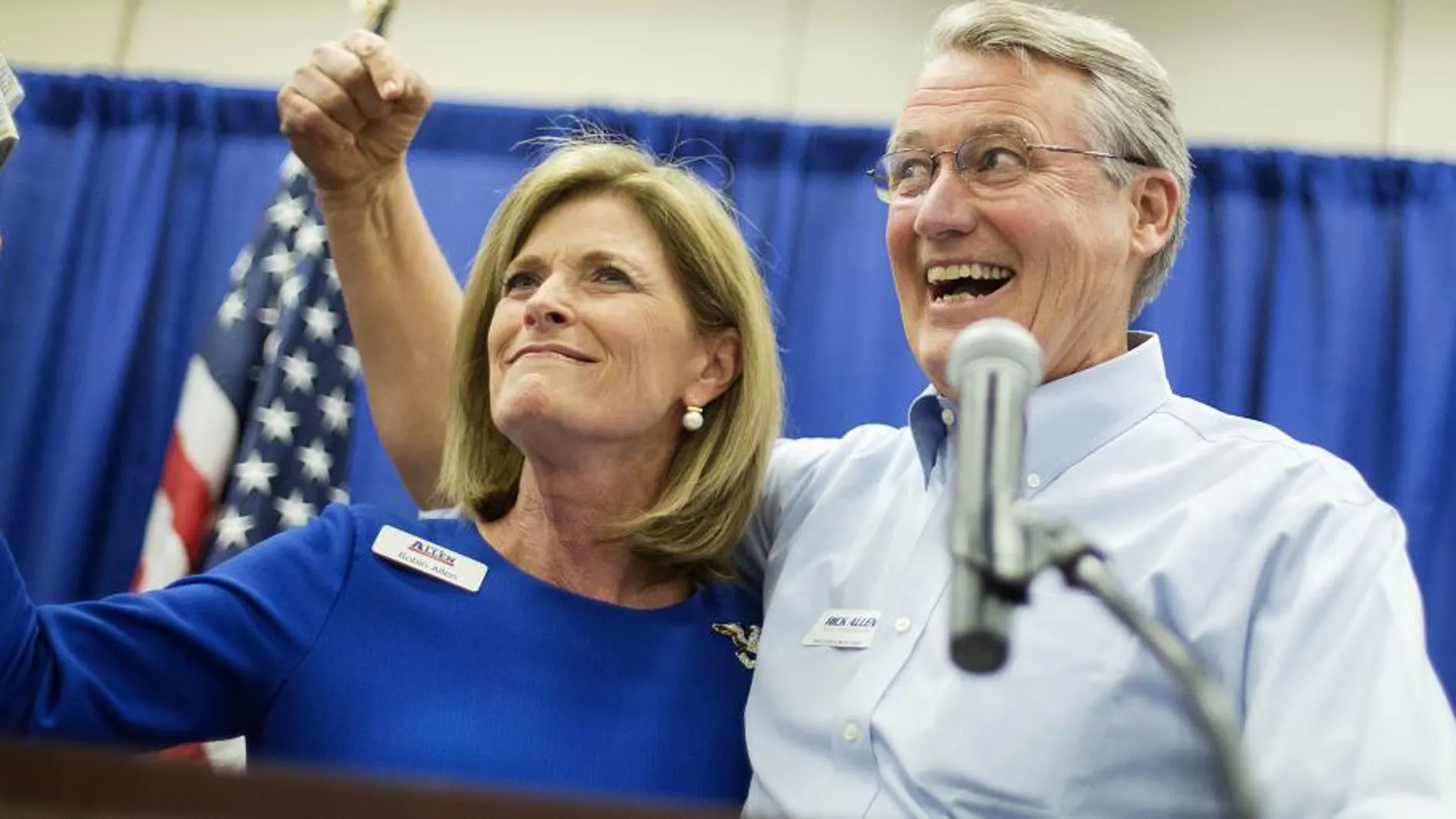 El candidato republicano por Georgia Rick Allen, junto a su esposa, en un acto electoral.
