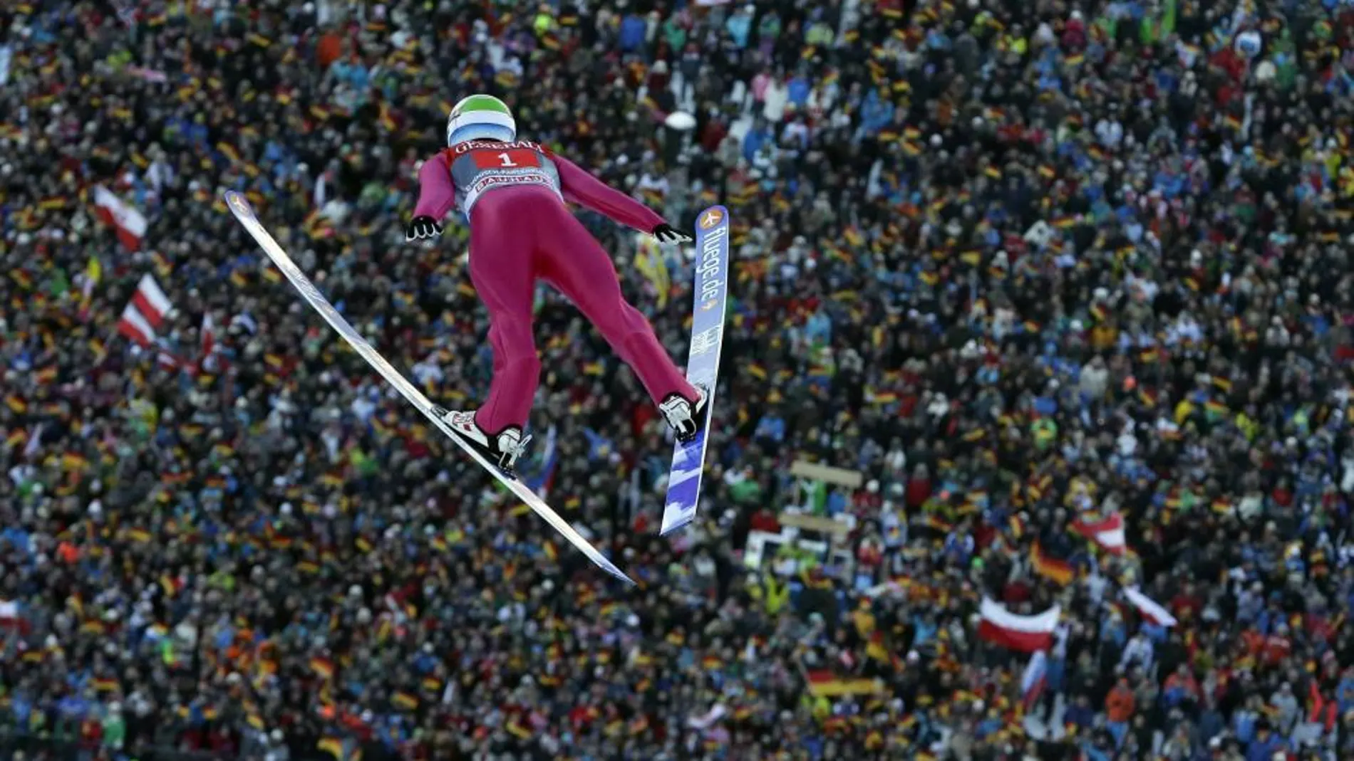 El noruego Anders Jacobsen, durante su primer salto en Garmisch-Partenkirchen