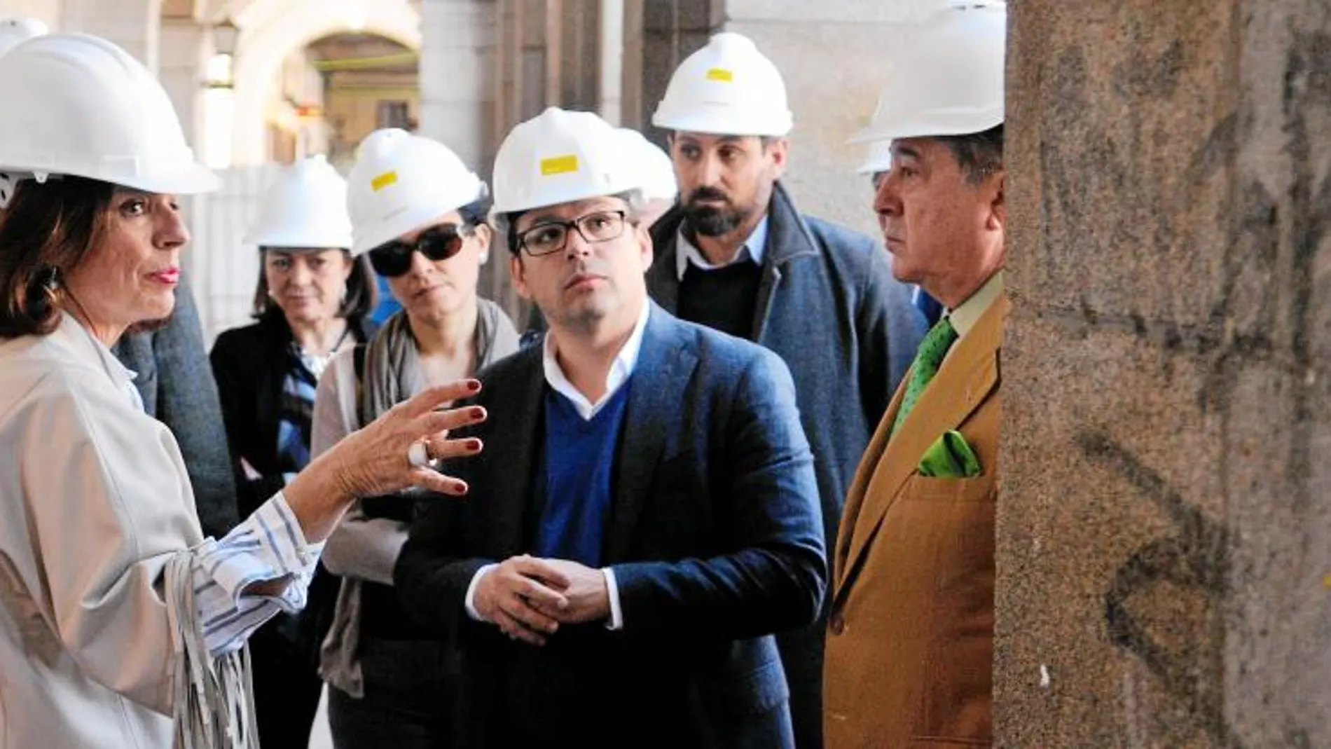 Ana Botella visitó ayer la remodelación de la plaza, una demanda histórica