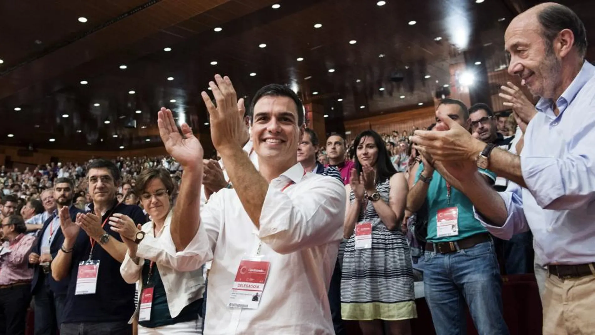 Pedro Sánchez, junto a su antecesor en el cargo, Alfredo Pérez Rubacalba, durante el congreso federal extraordinario del partido que lo ha ratificado por aclamación como nuevo líder socialista.