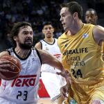 Sergio Llull, entra a canasta con la oposición de Kyle Kuric.