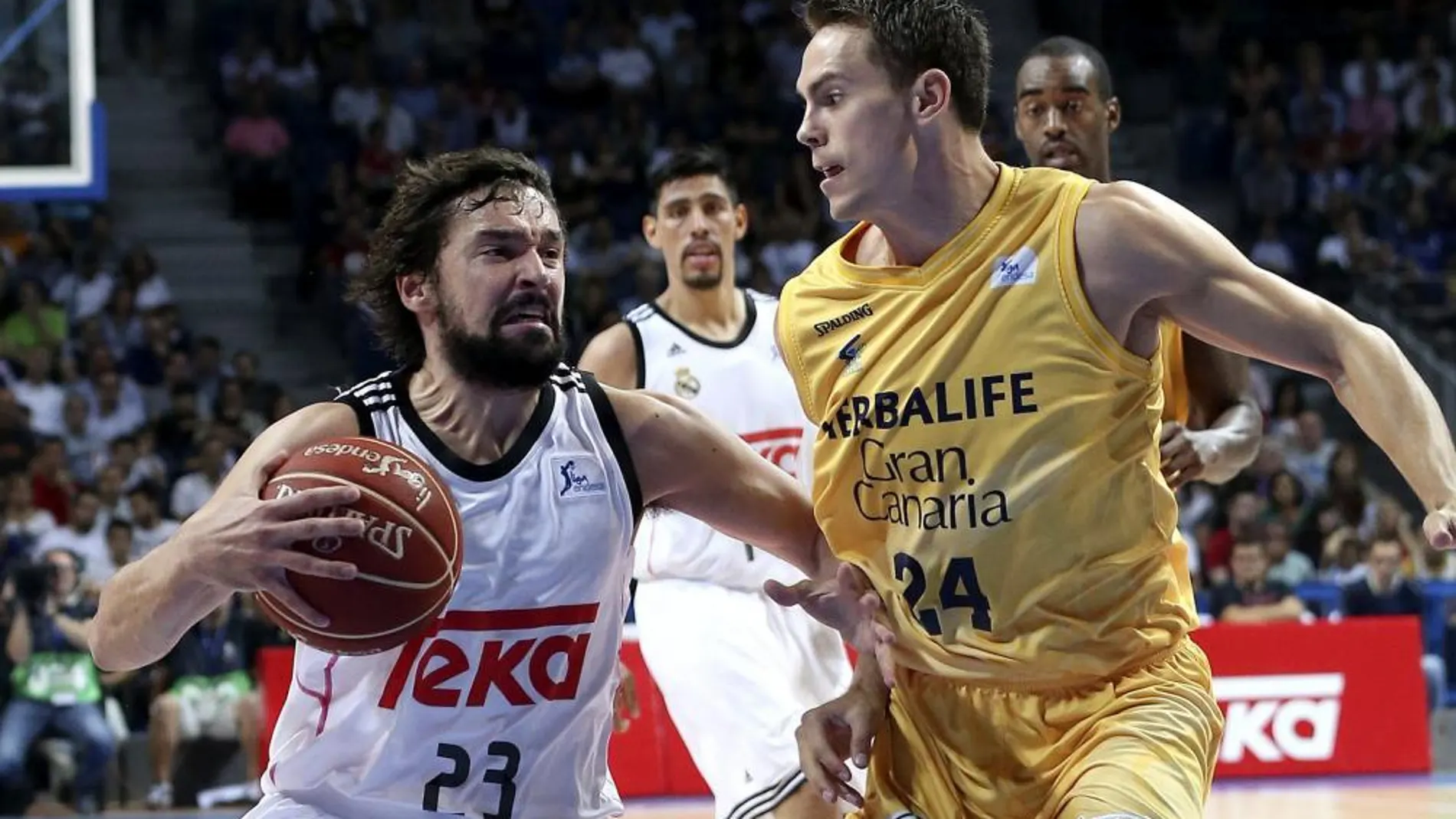 Sergio Llull, entra a canasta con la oposición de Kyle Kuric.
