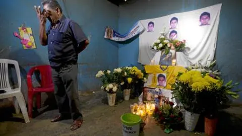 Ezequiel Mora, ayer, en el altar que ha dedicado a su hijo en su casa de Tecoanapa