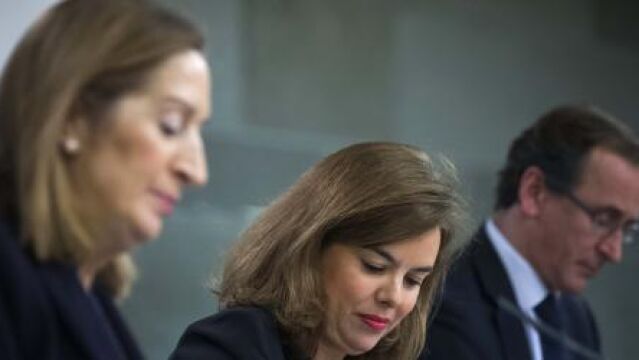 Soraya Sáenz de Santamaría (c), junto a Alfonso Alonso y Ana Pastor (i).