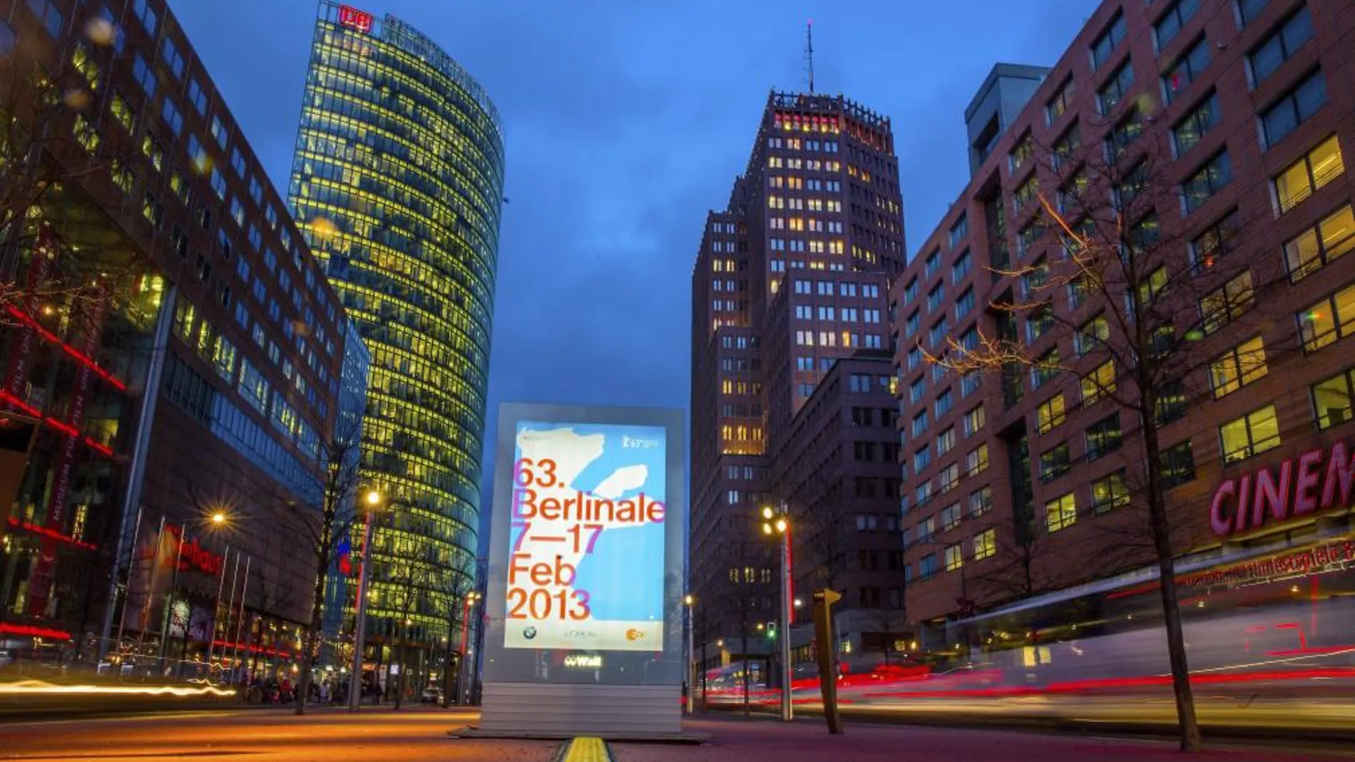 Un cartel anuncia la 63 edición del Festival de Cine Internacional Berlinale en Potsdamer Platz, Berlín, Alemania .