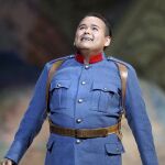 Fotografía facilitada por el Teatro Real del tenor Javier Camarena esperando a que termine la ovación que le brindó en público tras hacer un bis interpretando el aria "À mes amis"