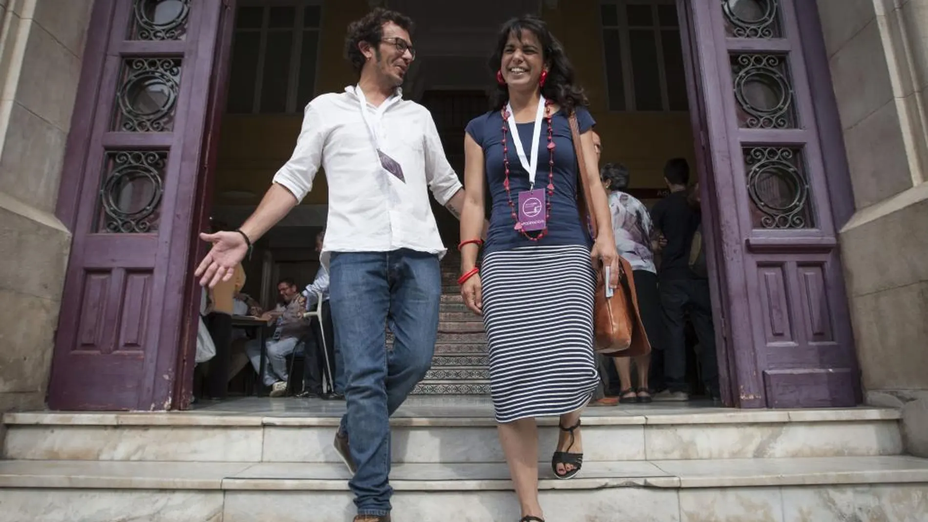 La secretaria general de Podemos en Andalucía, Teresa Rodríguez, junto aJosé María González Santos, "Kichi", su pareja y nuevo alcalde de Cádiz