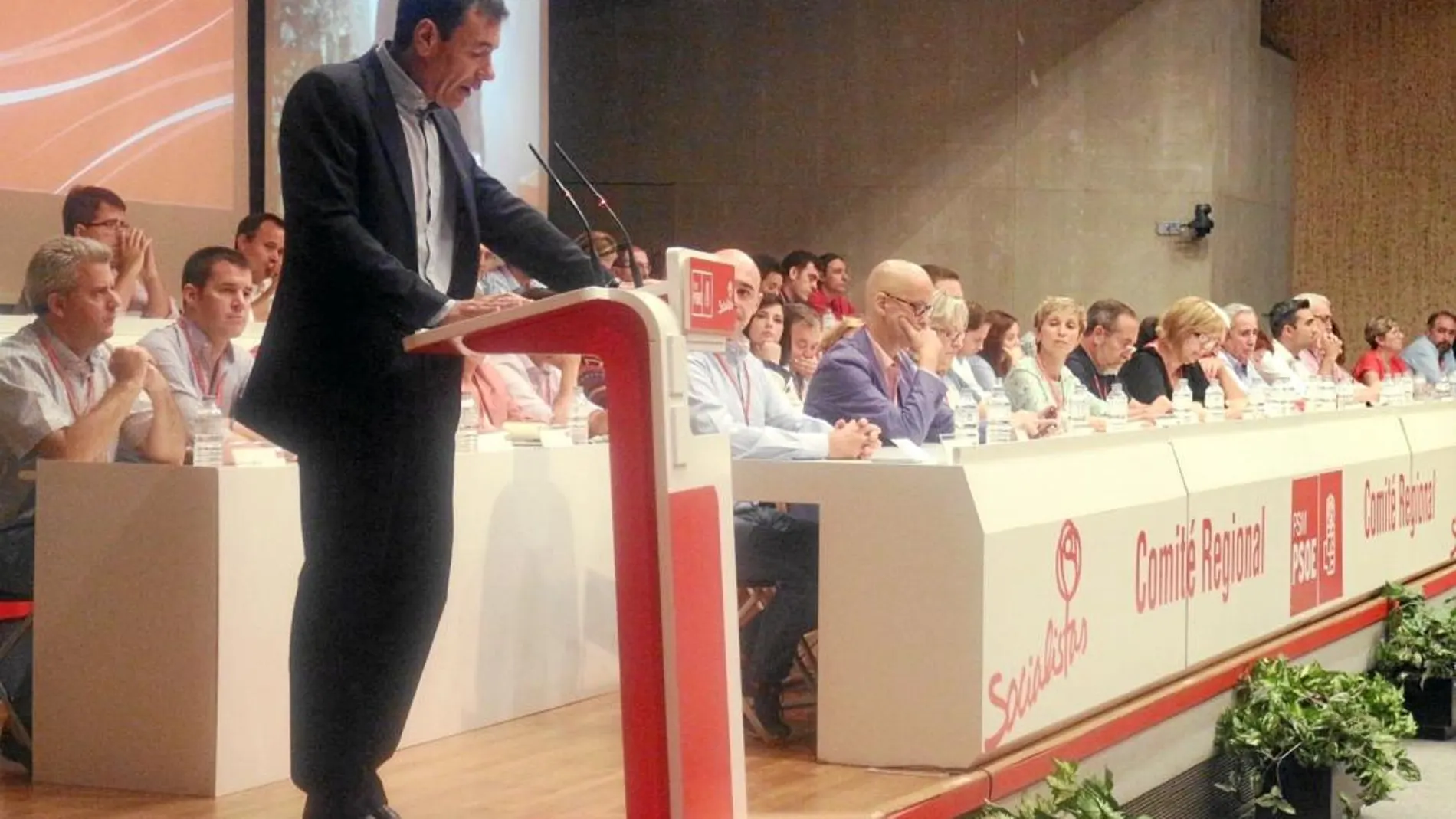 En su media hora de discurso, Gómez eludió hablar del sistema de votación escogido en Madrid