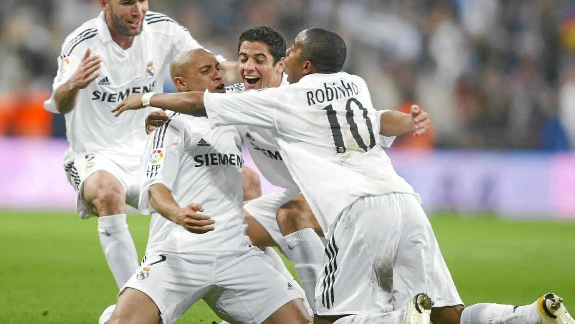 Zinedine Zidane y Roberto Carlos serán algunos de los ex futbolistas del Real Madrid en saltar al campo