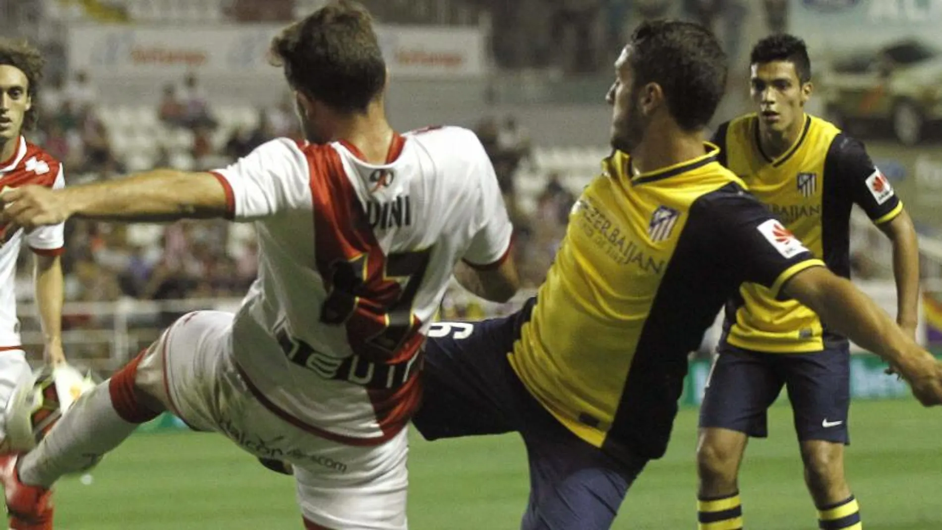 Quini Marín (i) lucha un balón con el centrocampista del Atlético