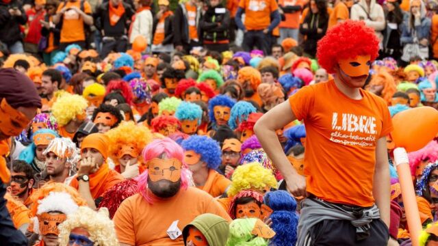 Cientos de personas rodean el lugar en el que, al parecer, se encuentran los tres encausados.