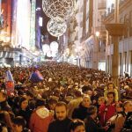La calle Preciados era ayer por la tarde una auténtica marea de personas que acudieron al centro de la capital para disfrutar de las compras navideñas