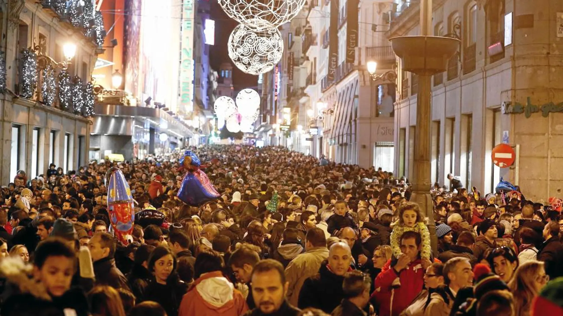 La calle Preciados era ayer por la tarde una auténtica marea de personas que acudieron al centro de la capital para disfrutar de las compras navideñas