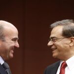 El ministro español de Economía y Competitividad, Luis de Guindos, habla con el ministro griego de Finanzas, Gikas Hardouvelis