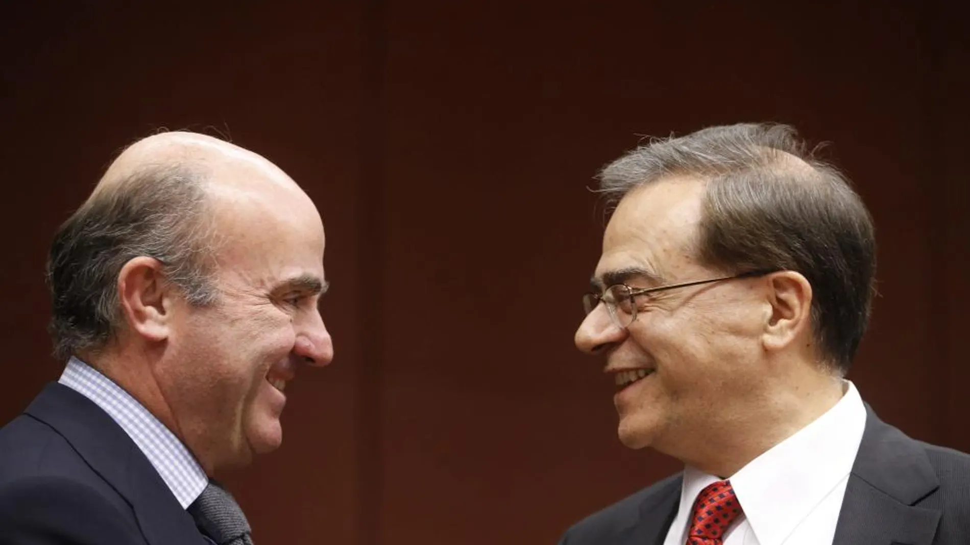 El ministro español de Economía y Competitividad, Luis de Guindos, habla con el ministro griego de Finanzas, Gikas Hardouvelis