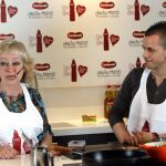 El chef David Muñoz, poseedor de tres estrellas Michelin, junto a su madre Rosi, durante el encuentro 'Cuatro cocineros estrellas Michelin retan a sus madres entre fogones',