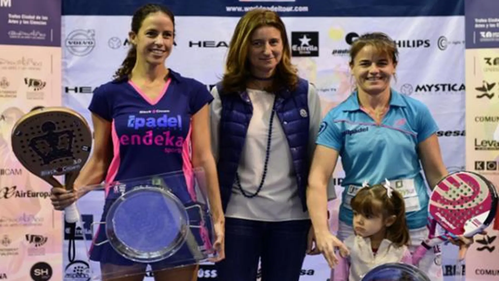 Cata Tenorio y marta Marrero, con el trofeo.