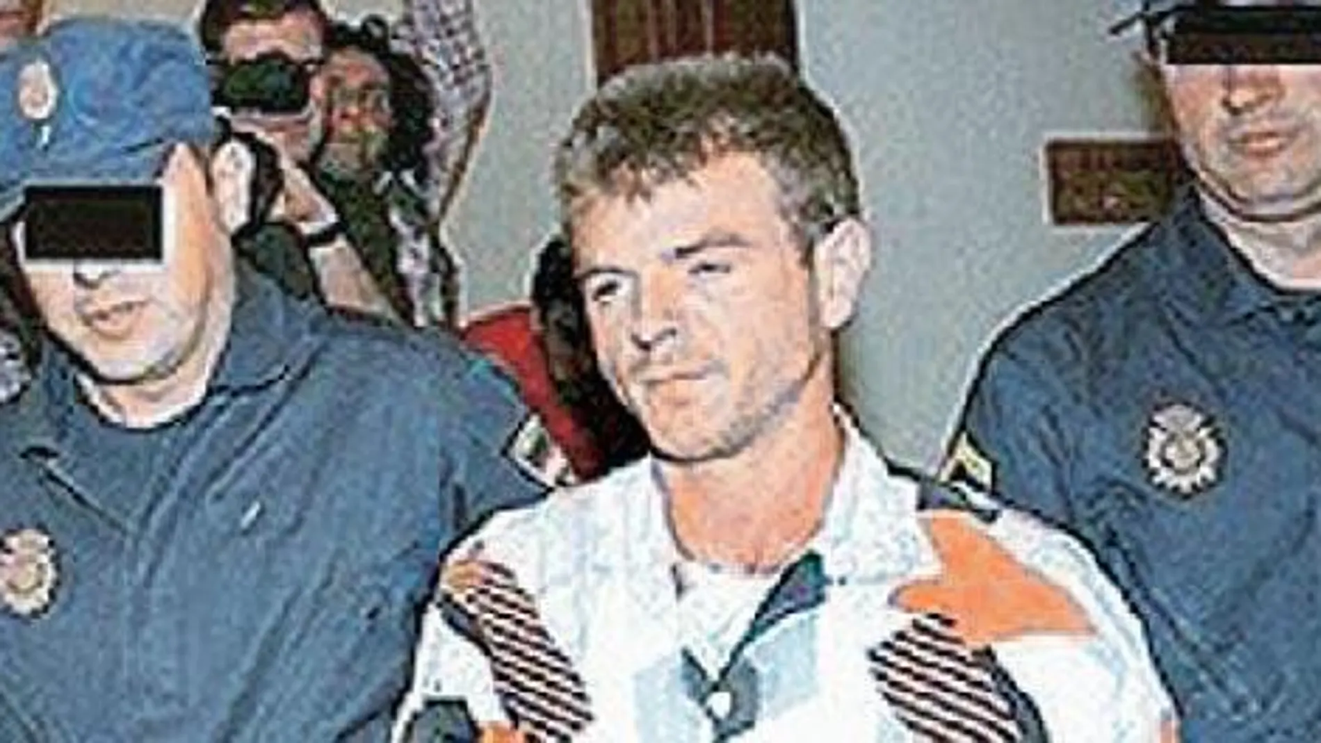 Miguel Ricart, escoltado por dos agentes durante el juicio por el crimen de Alcàsser
