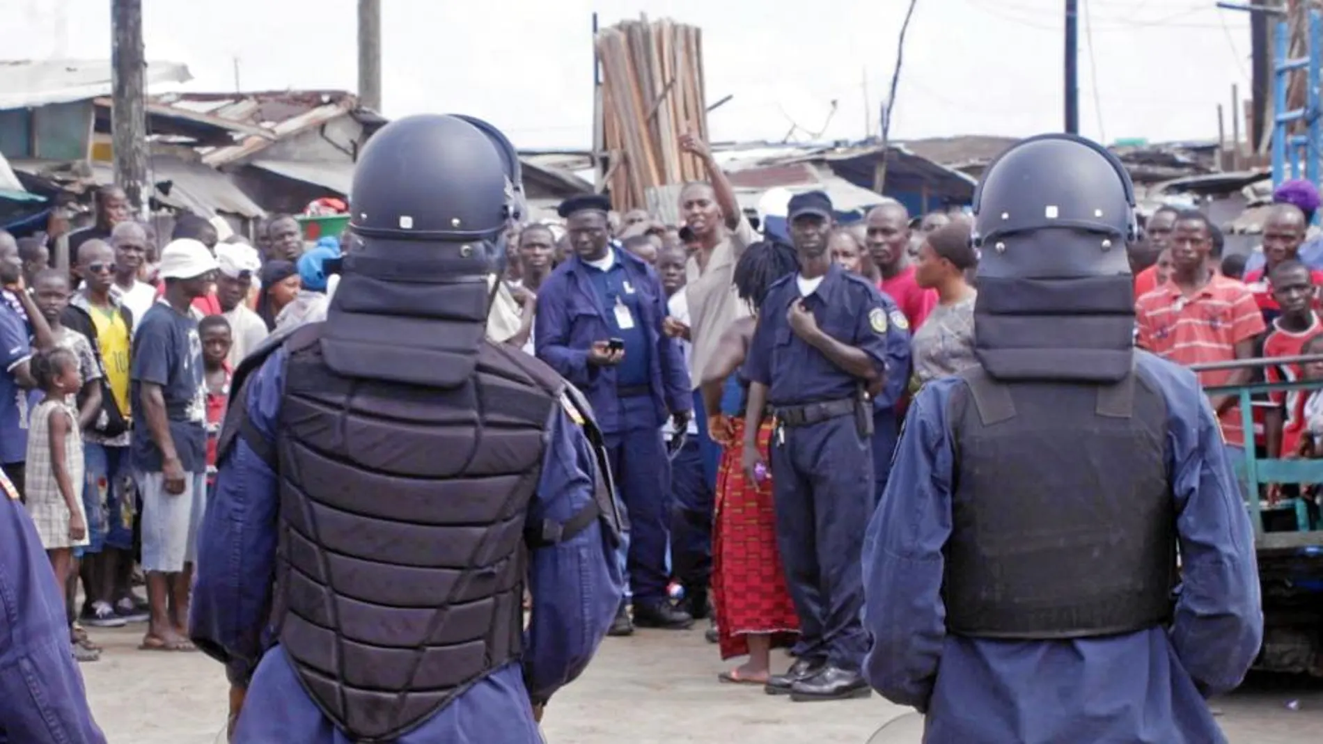 La Policía liberiana intenta evitar los disturbios en un área de aislamiento en Monrovia