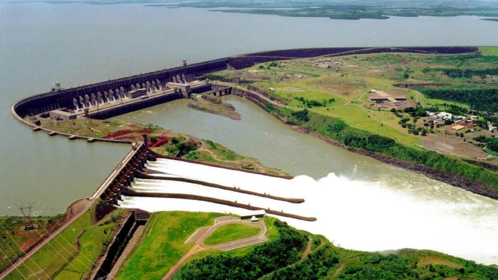 La presa de Itaipú, la mayor obra de ingeniería de Brasil