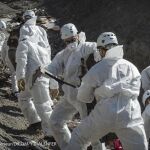 Miembros de los servicios de rescate y de investigación trabajan en la búsqueda de restos humanos en los Alpes franceses.