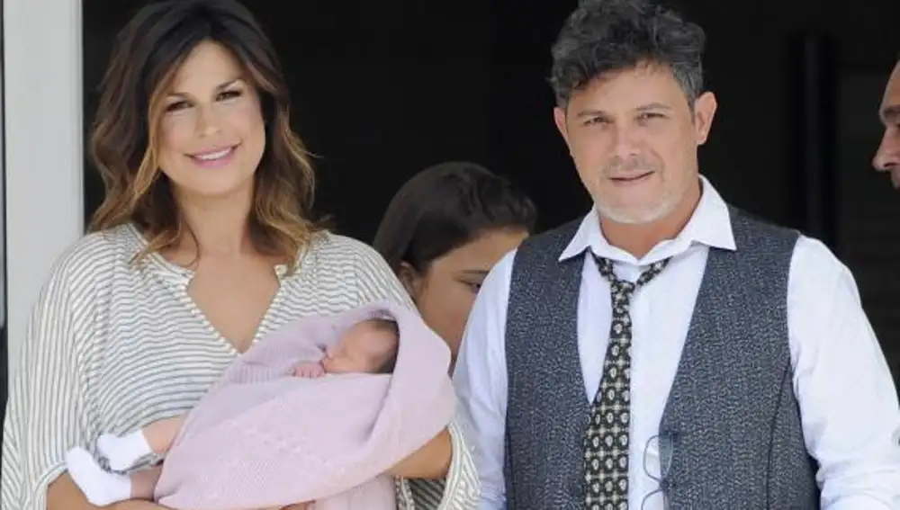 Alejandro Sanz y su mujer Raquel Perera, presentan a su hija Alba hoy en Madrid.