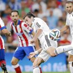 Bale, que fue uno de los más activos del Real Madrid, intenta eludir la presión de Koke y Mandzukic