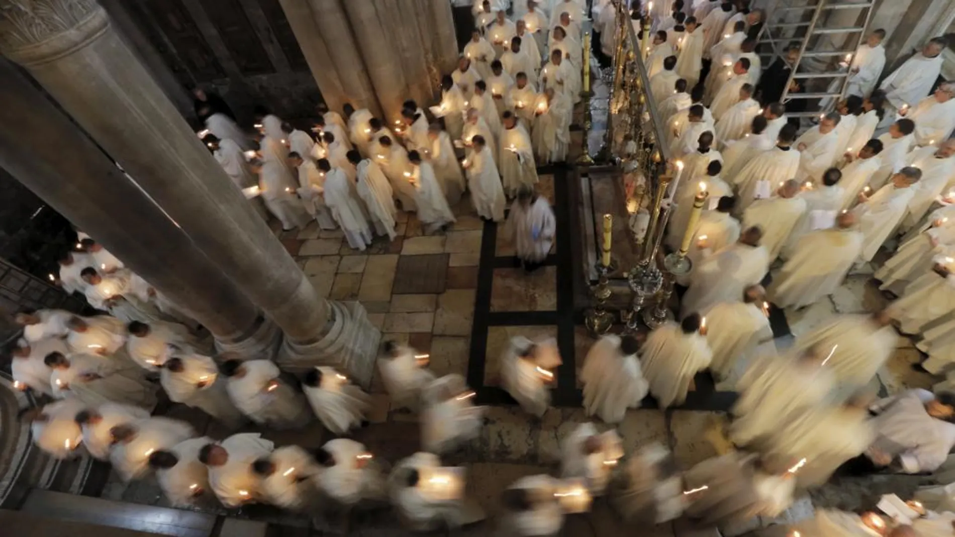 Clérigos católicos en la ceremonia del Lavatorio de Pies en el Santo Sepulcro