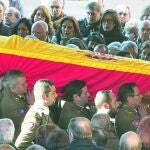 El féretro con los restos del sargento David Fernández Ureña llegó ayer al cementerio de San José, en Granada