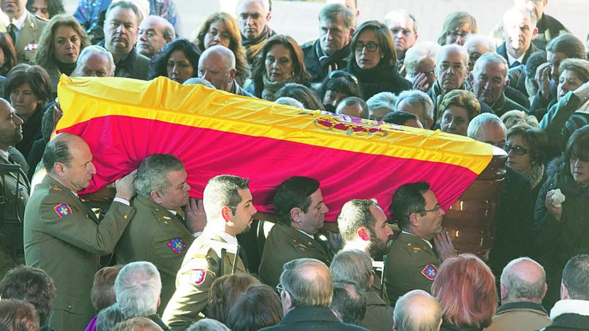 El féretro con los restos del sargento David Fernández Ureña llegó ayer al cementerio de San José, en Granada