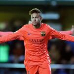 El delantero brasileño del Barcelona Neymar da Silva celebra la consecución del primer gol de su equipo ante el Villarreal