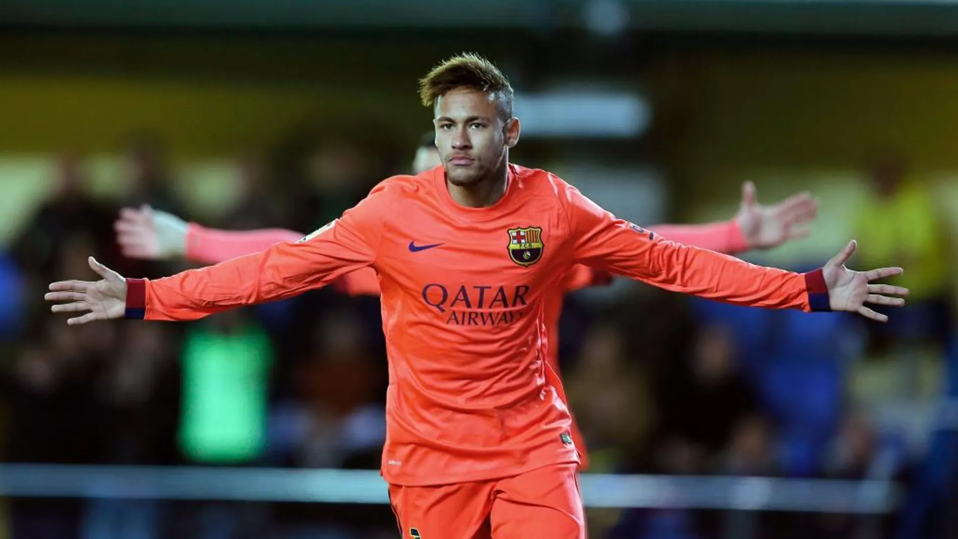 El delantero brasileño del Barcelona Neymar da Silva celebra la consecución del primer gol de su equipo ante el Villarreal