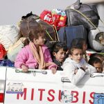 Un grupo de niños yemeníes huyen de los bombardeos saudíes en la capital, Saná
