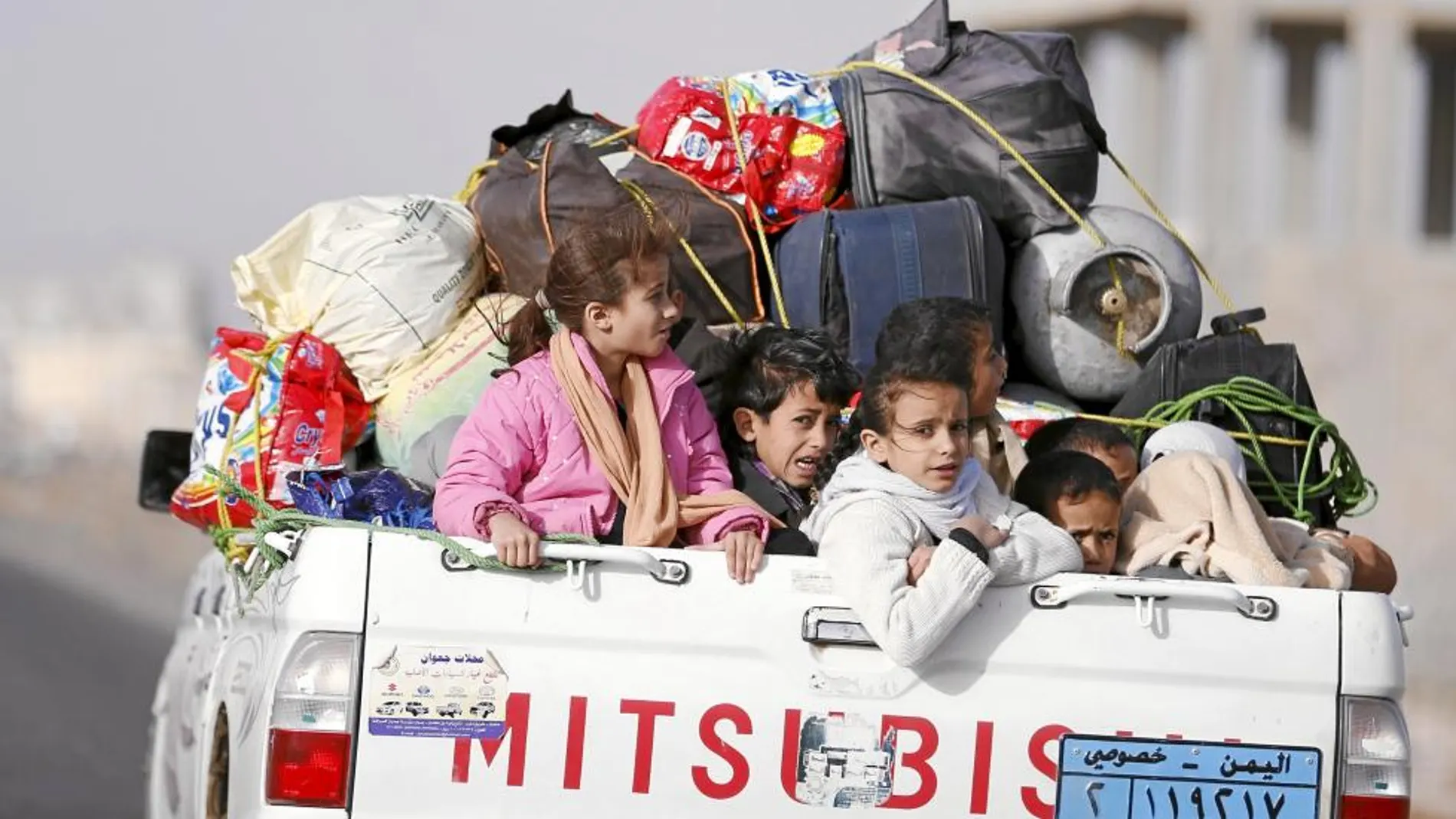 Un grupo de niños yemeníes huyen de los bombardeos saudíes en la capital, Saná