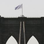 La bandera blanca ondeando en el puente en el lugar de la de barras y estrellas