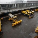Máquinas quitanieve en el aeropuerto de Moscú.