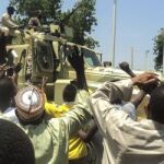 Residentes de Maiduguri animan a los soldados nigerianos por su victoria sobre los insurgentes de la secta islamista Boko Haram, en Kondug