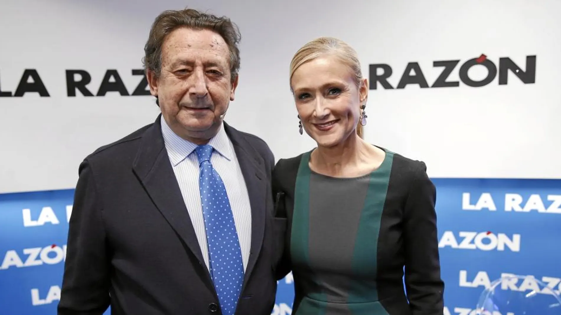 La candidata del PP, Cristina Cifuentes, junto a Alfonso Ussía, ayer, en la sede del periódico