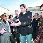 Óscar López y Victorina Alonso conversan con varios trabajadores del hospital de Ávila